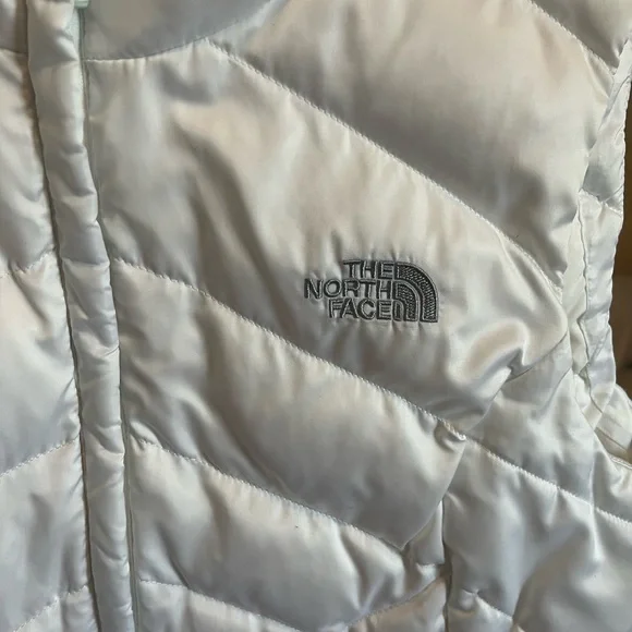 The North Face White Puffer Vest Size Medium - Picture 11 of 13
